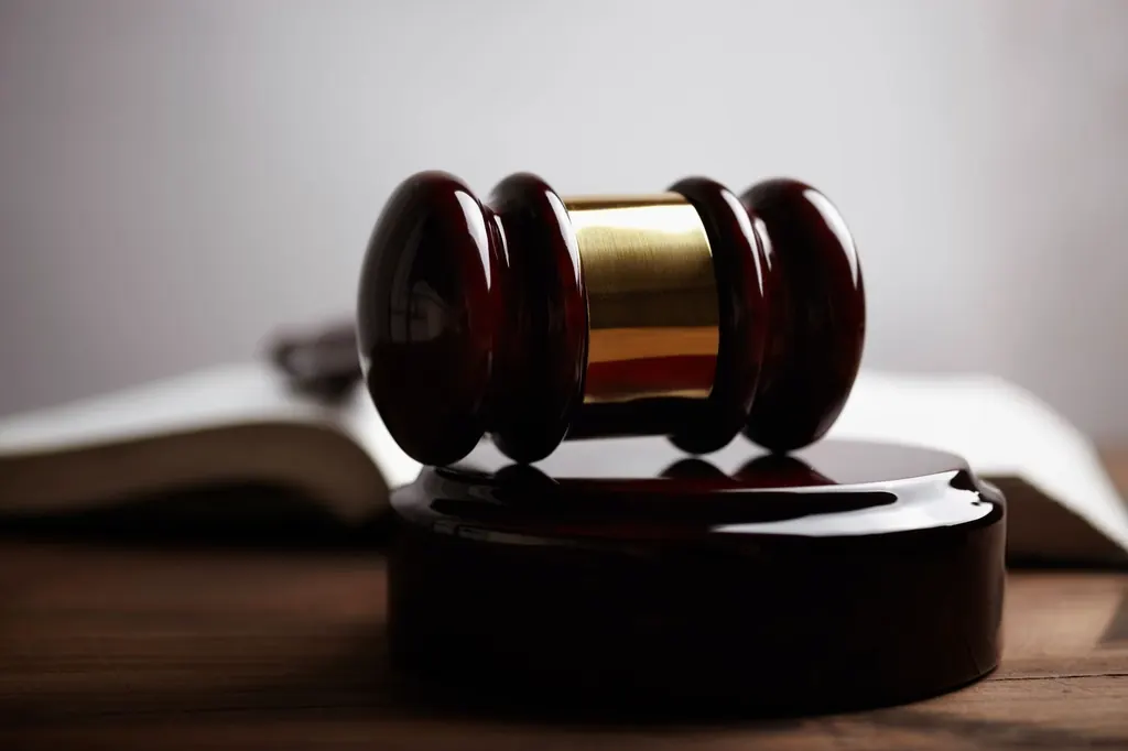 Mazo de juez sobre un libro, defensa penal en Rancagua